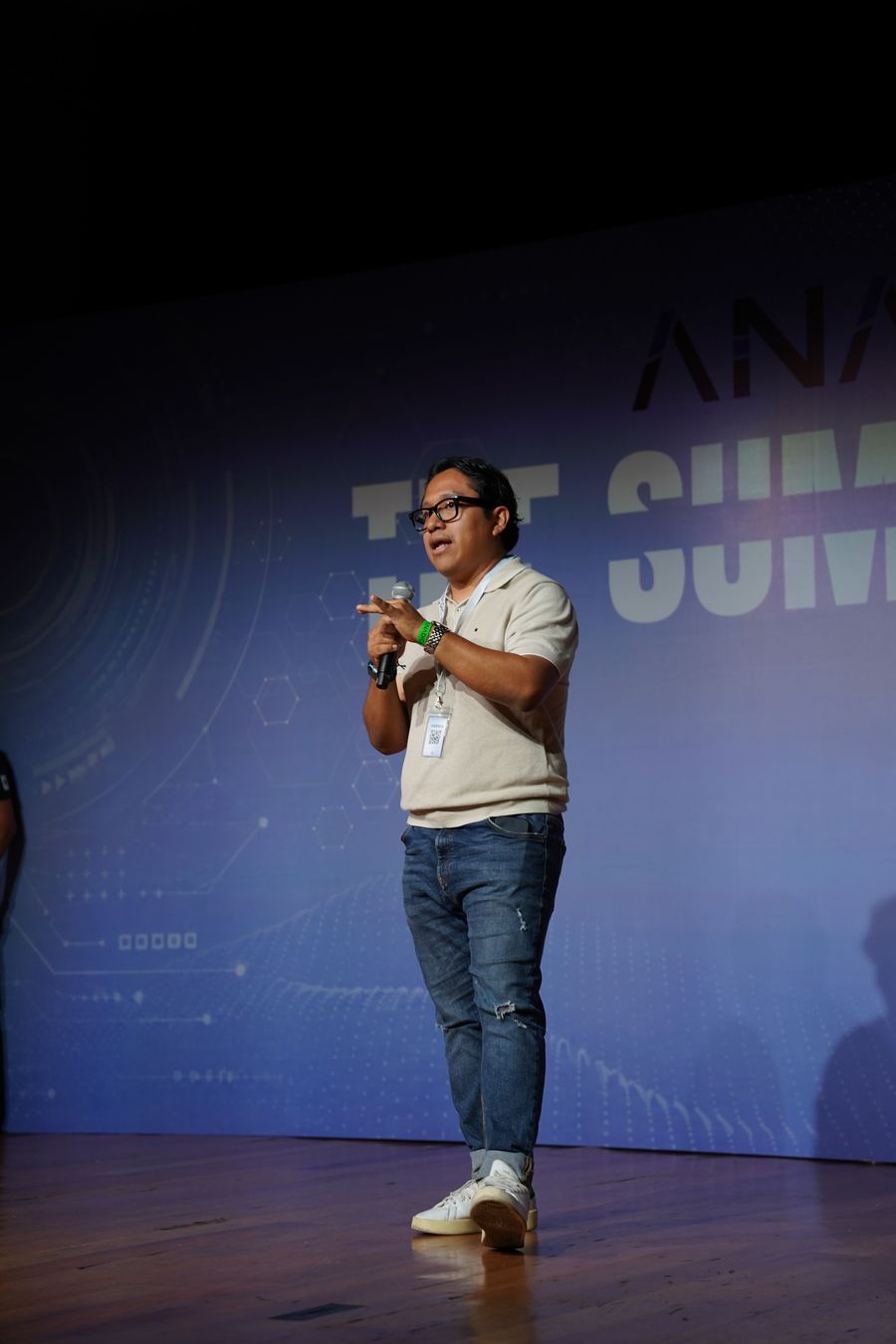El geek con micrófono en el escenario de The Summit ANADIC MX 2026
