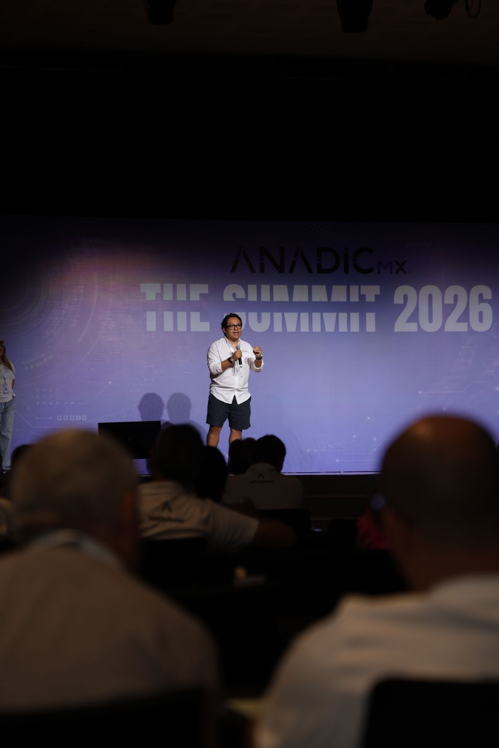 El geek hablando frente al público en The Summit ANADIC MX 2026